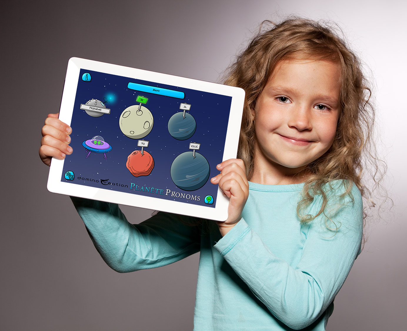 Application iPad Planète Pronoms permet de travailler une variété d’objectifs reliés à la production de phrases.